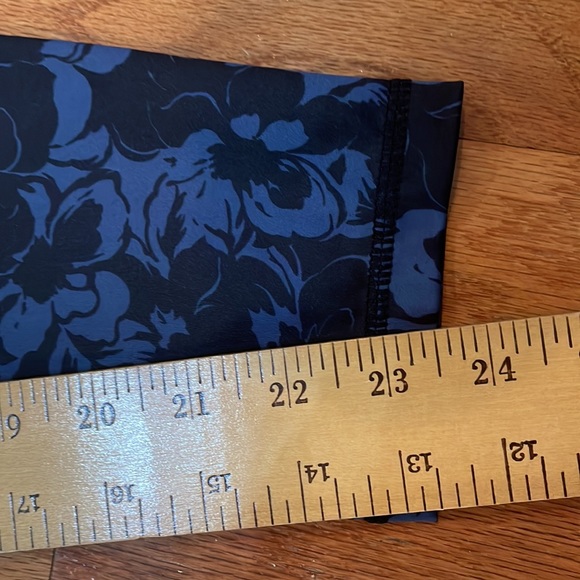 ZYIA Woman’s Leggings Size 6-8 Blue Floral Print - Picture 8 of 8